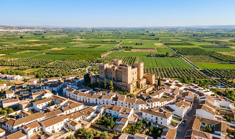 Vista del Castillo de Láchar y municipio en la Vega de Granada